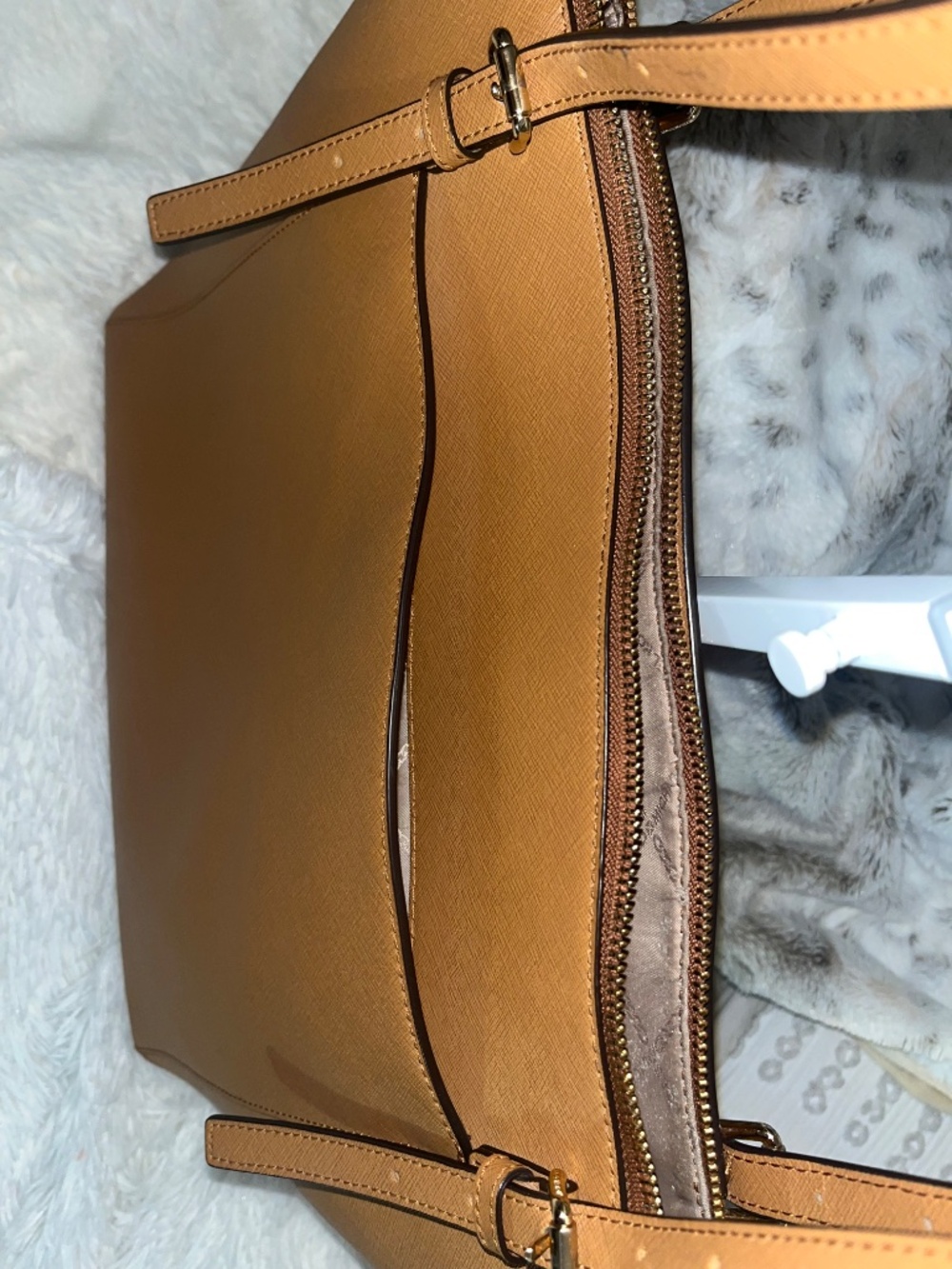Michael Kors Voyager Large Tote - Picture 3 of 11